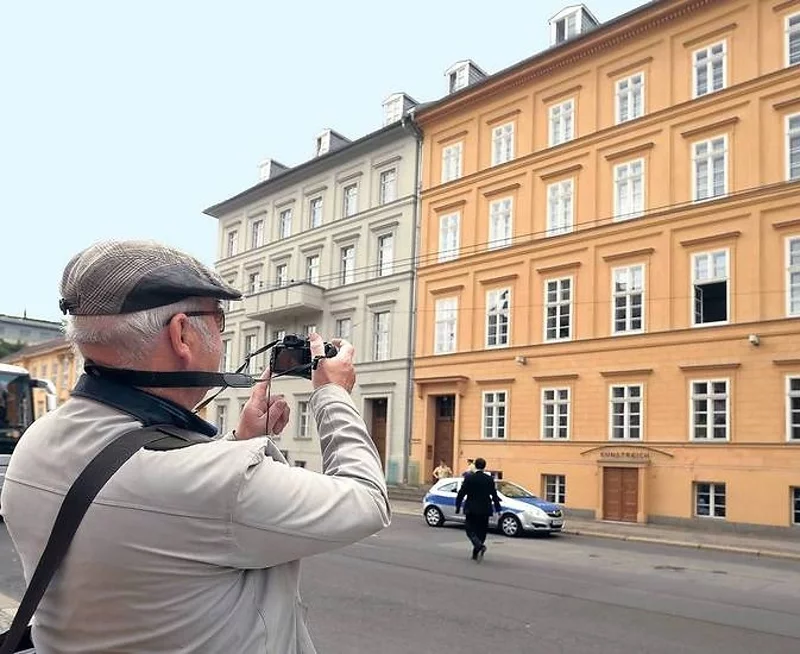Турист фотографирует дом, в котором живет Меркель. Фото: Mike Wolff