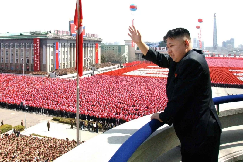 Ким Чен Ын приветствует народ КНДР. Фото: johnfeffer.com