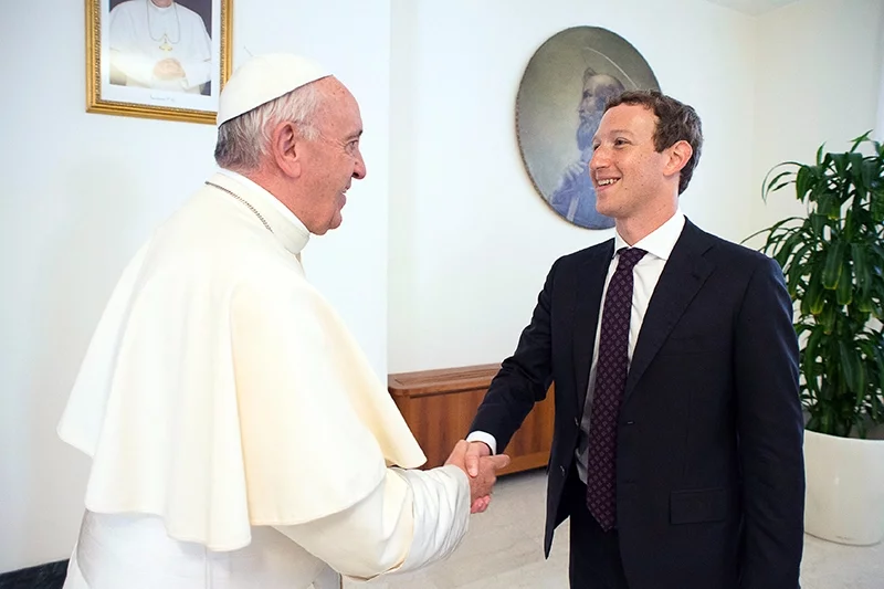 Основатель социальной сети Facebook Марк Цукерберг во время встречи с главой Римской католической церкви Папой Франциском. Фото: L'Osservatore Romano/Pool Photo via AP