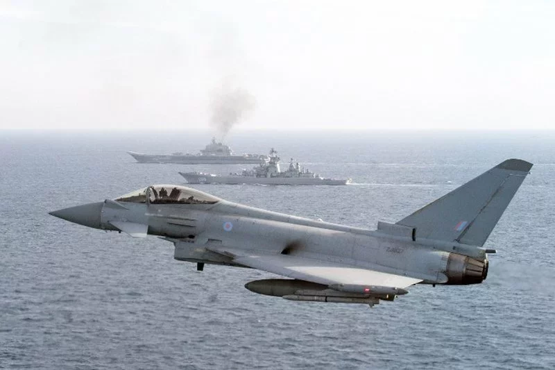 Британский многоцелевой истребитель Eurofighter Typhoon сопровождает российские корабли. Фото MOD/AFP