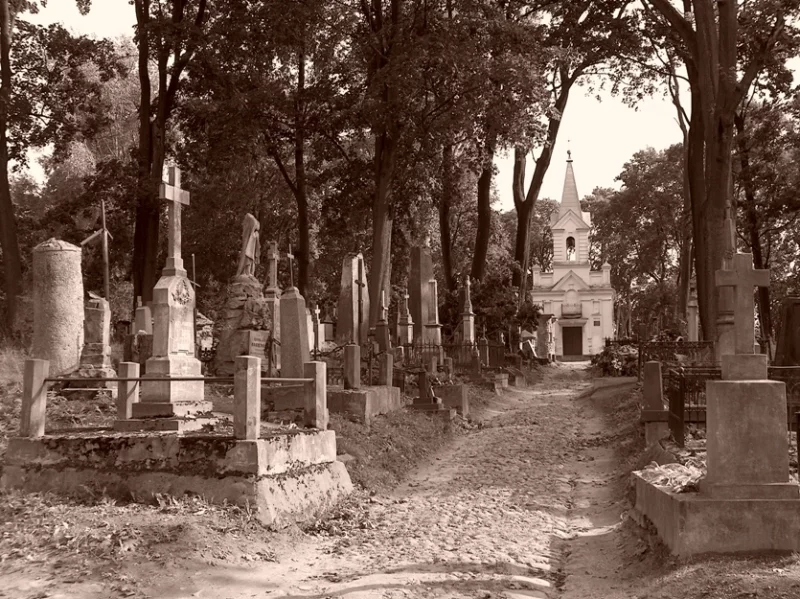 Так выглядел католический сегмент кладбища с брусчаткой и вековыми деревьями