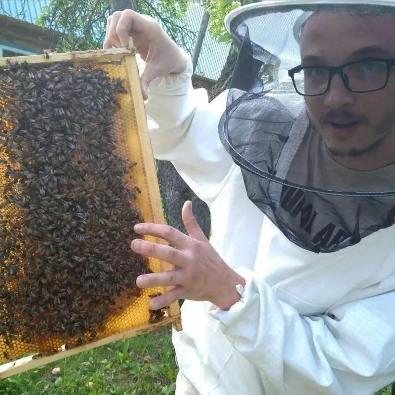 Михаил Волчек ухаживает за пчелами. Фото: частный архив Михаила
