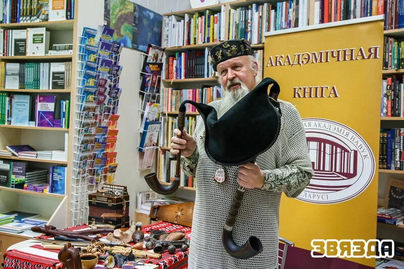 Иван Кирчук во время презентации своей книги. Фото: «Звязда»