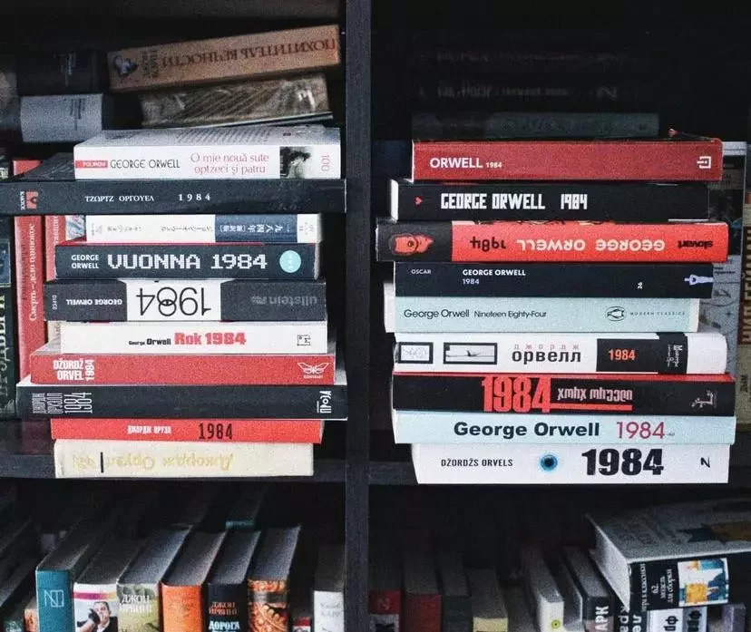 Издания романа «1984» на разных языках из коллекции сотрудницы книжного магазина «Кнігаўка» Анастасии Карнатской, которая сейчас отсиживает сутки