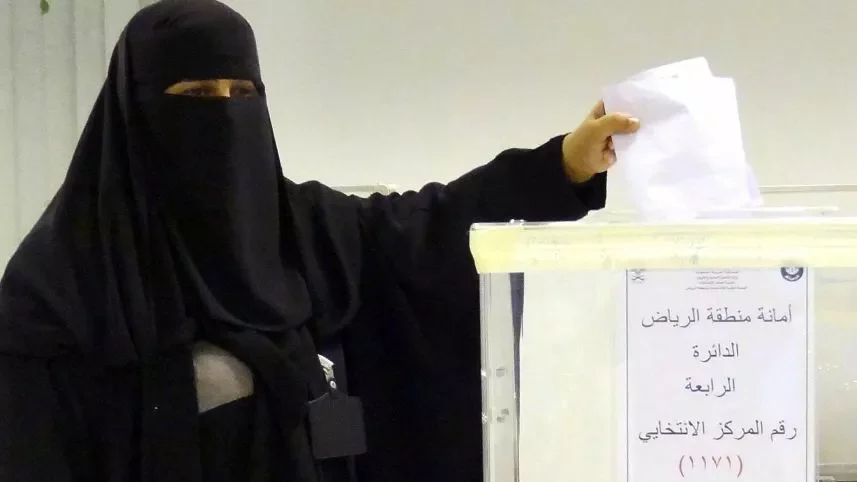 Саудовская женщина голосует на избирательном участке в столице Саудовской Аравии Эр-Рияде. Фото AFP