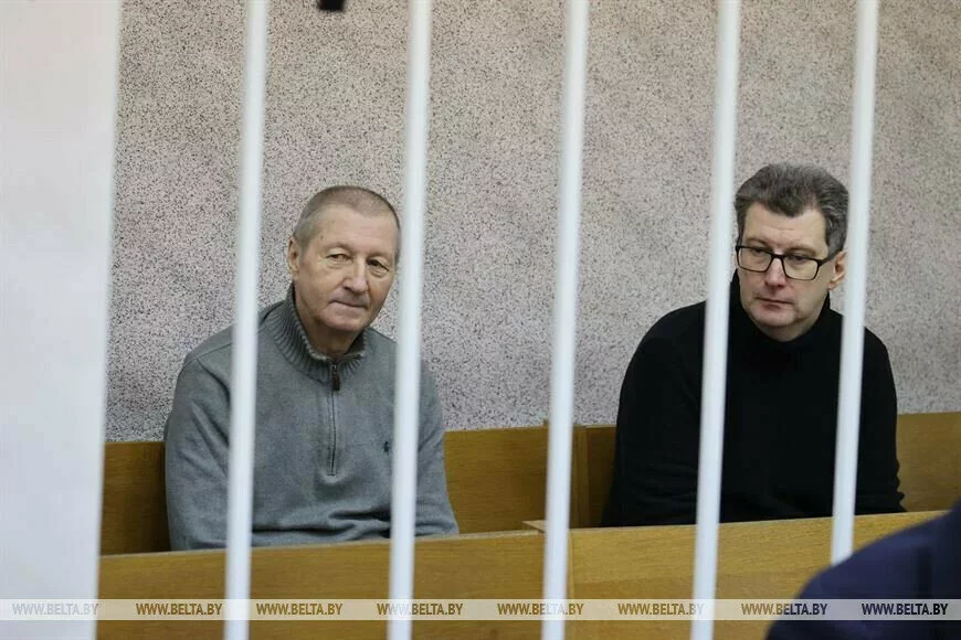Alaksandr Jarašuk (źleva) i Siarhiej Antusievič, kiraŭniki Biełaruskaha kanhresa demakratyčnych prafsajuzaŭ, u sudzie