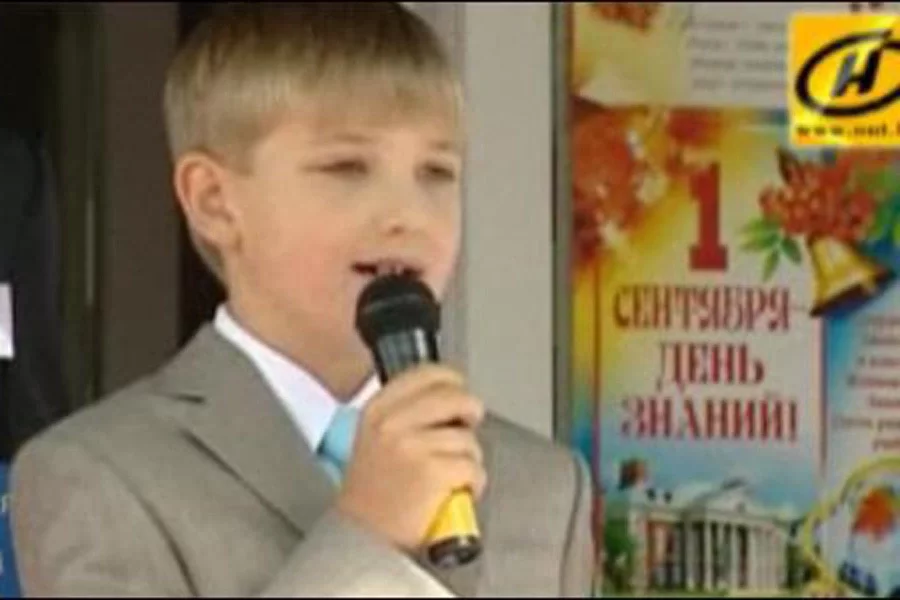 Николай Лукашенко на торжественной линейке в Острошицко-городокской школе (Минский район). 1 сентября 2012 года.