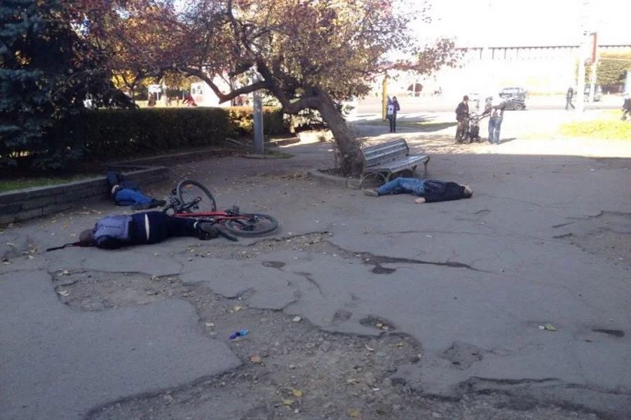 В центре Смоленска трое неизвестных расстреляли двоих валютчиков и велосипедиста. Фото readovka.ru