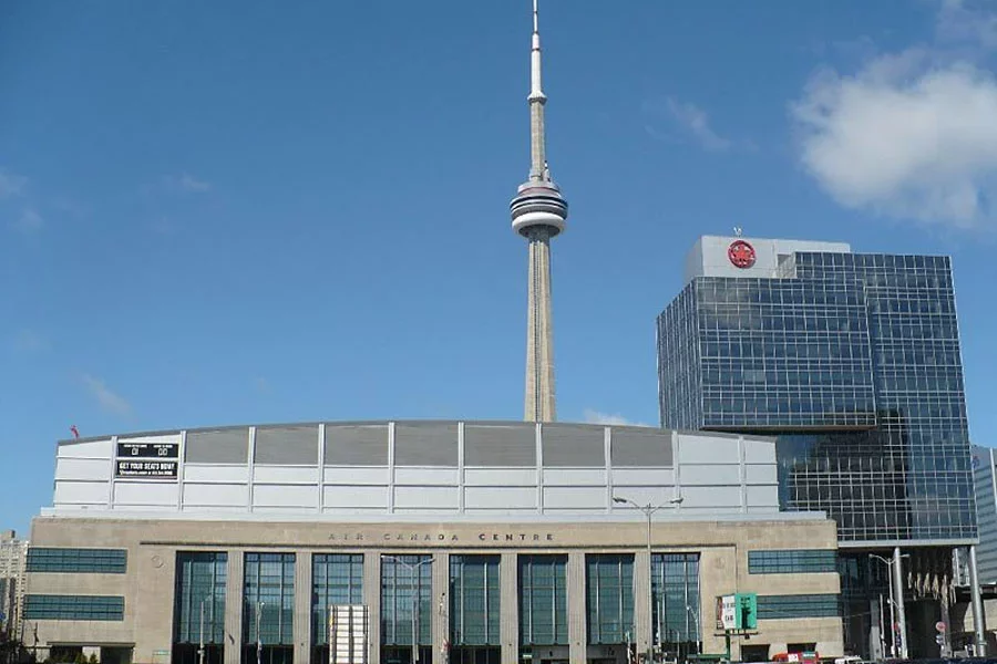 Air Canada Centre — хоккейная арена в Торонто.
