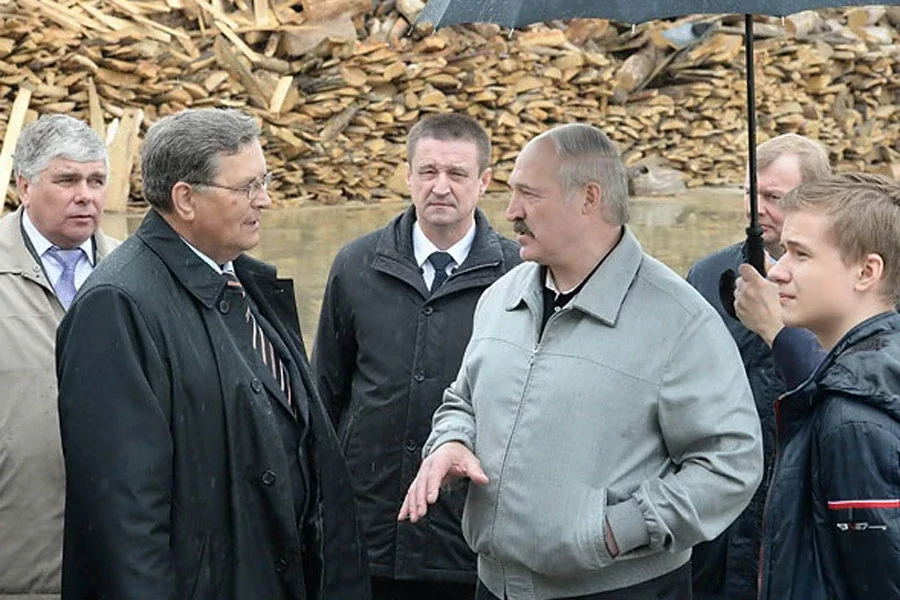 Аляксандр Лукашэнка падчас наведвання сялянска-фермерскай гаспадаркі «Дзіяна» (Шклоўскі раён). Фота БелТА.