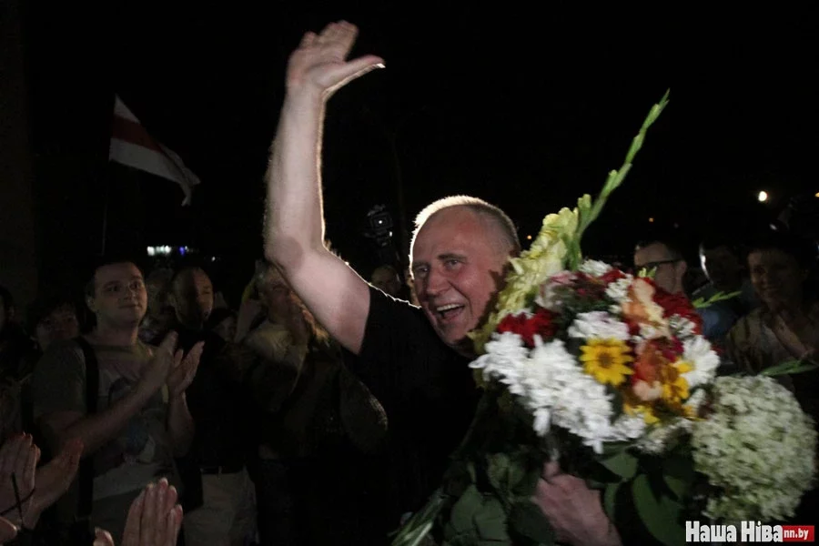 Сотни людей встречали Николая Статкевича на минском автовокзале, скандируя «Герой!».