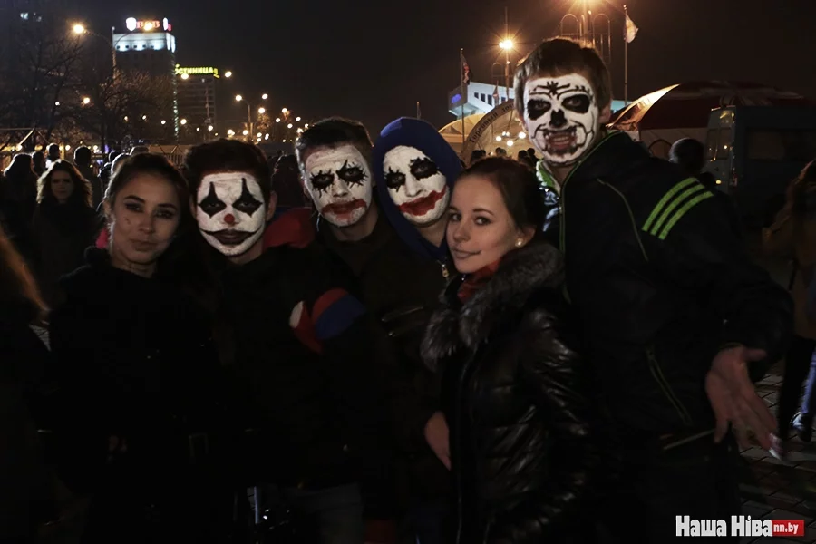 Молодежь гуляет на Хэллоуин в Минске