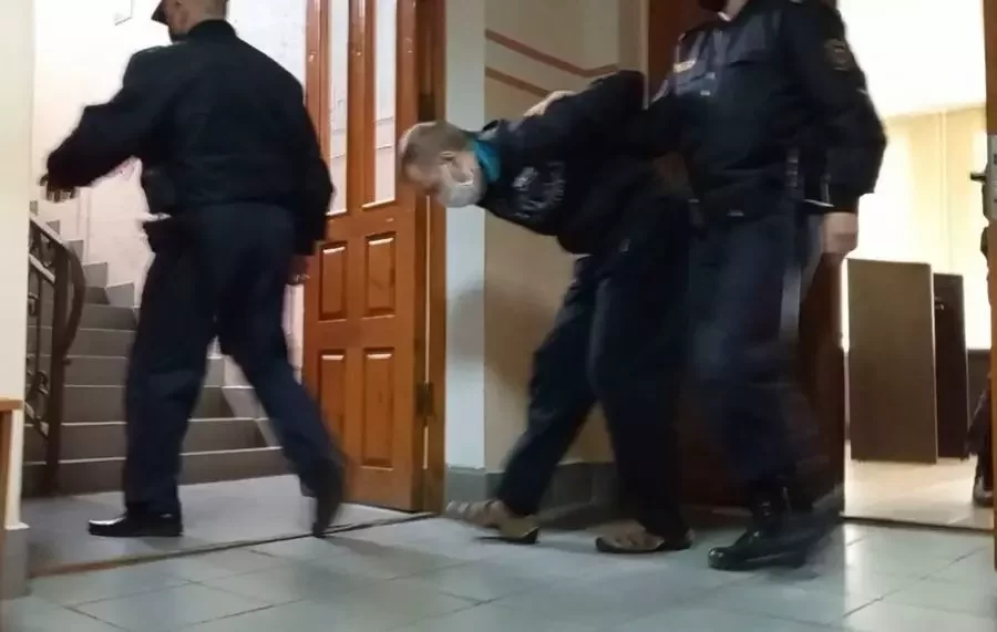 Сергея Думаву выводят из зала суда. Фото: «Витебская Весна»