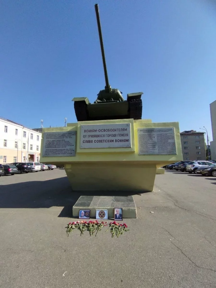 Цветы и фото руководителей вагнеровцев на площади Восстания в Гомеле