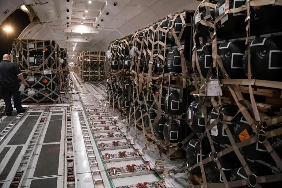 Поддоны с боеприпасами для Украины в транспортном самолете. Фото ВВС США