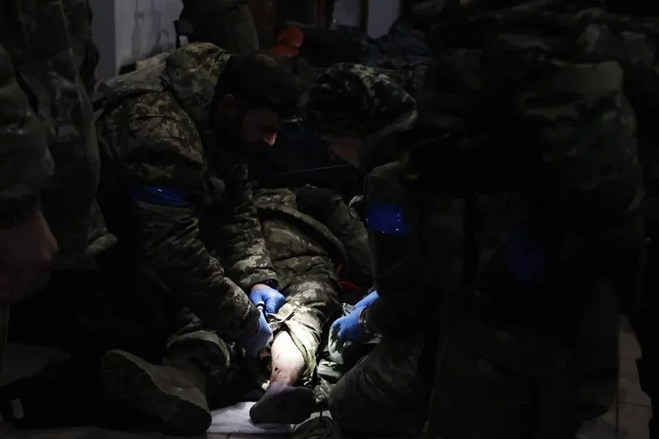 Помощь бойцу, раненому под Бахмутом. Фото Министерства обороны Украины