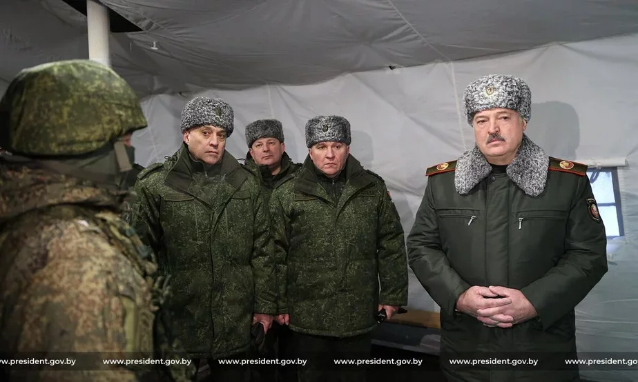 Лукашенко вместе с министром обороны Виктором Хрениным и госсекретарем Совета Безопасности Александром Вольфовичем. Фото: пресс-служба Лукашенко