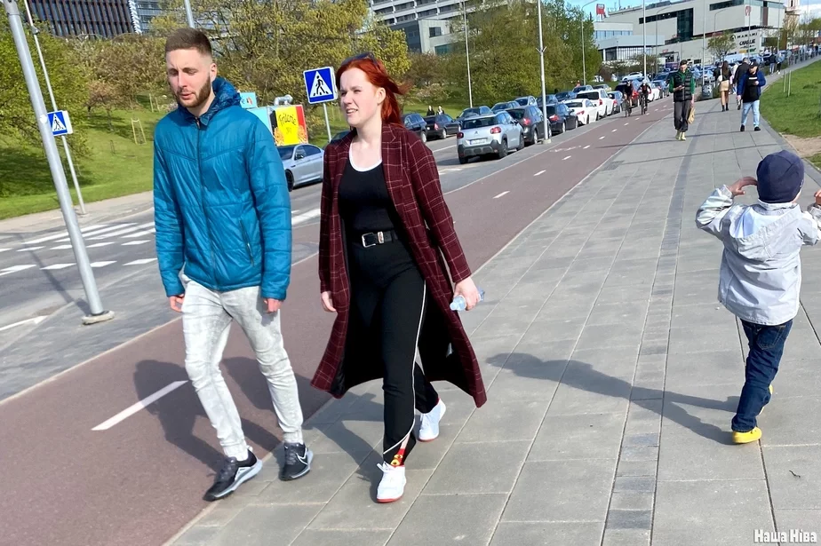 a dude and a girl walking parień s dievuškoj idut
