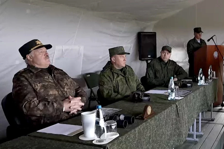 Аляксандр Лукашэнка (злева) падчас інспекцыі абароннага аб'екта ў Брэсцкай вобласці. Кастрычнік 2023 года. Скрыншот з відэа