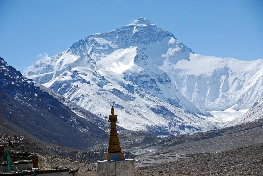 Гора Эверест (Джомолунгма) — самая высокая точка Земли. Ее вершина на 8848 метров выше уровня моря. Фото inar.com.ru