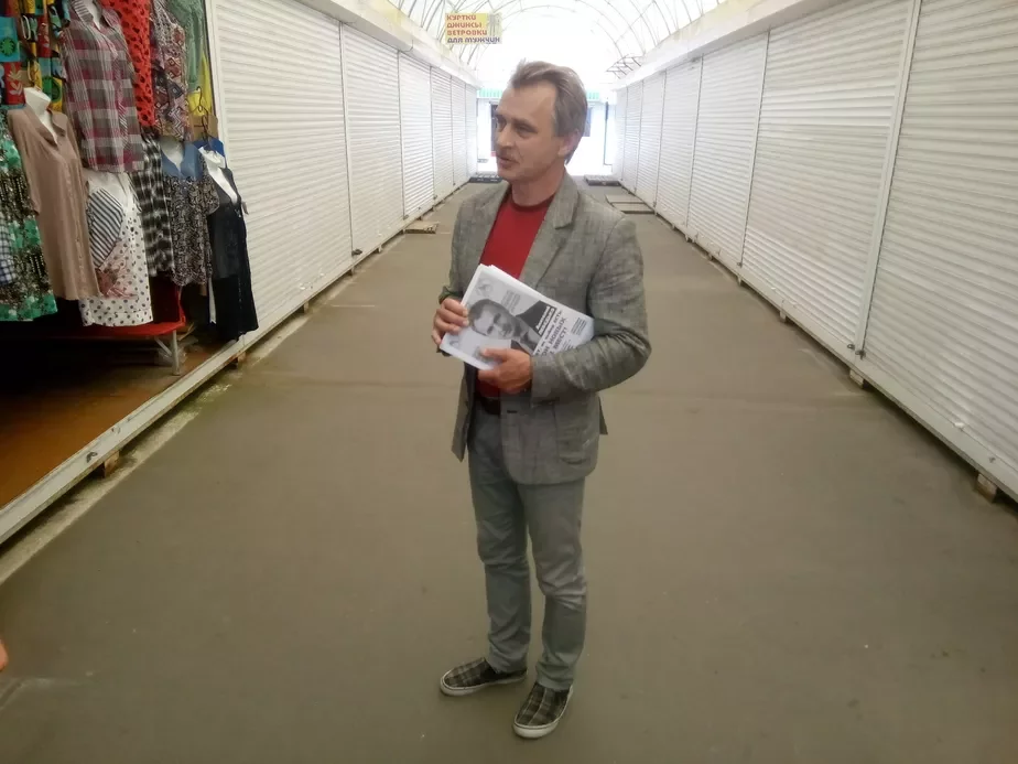 Анатолий Лебедько со своими листовками на рынке в Солигорске