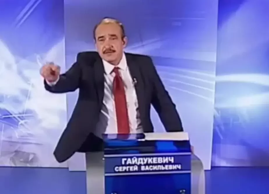 Сергей Гайдукевич поднимает правую руку, с призывом в камеру «Жыве Беларусь».