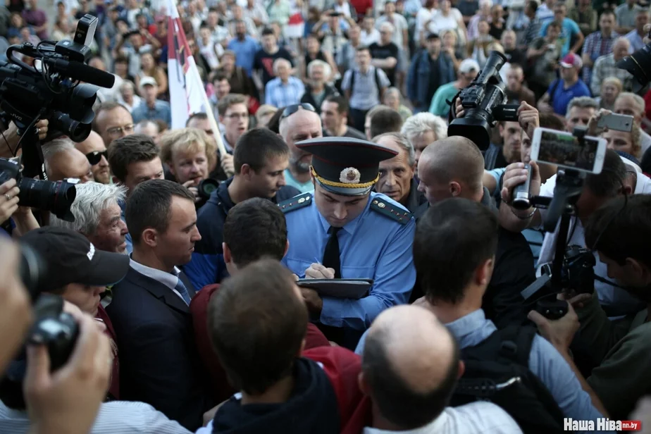 На акцию 12 сентября общественный деятель Николай Статкевич собрал белорусов на Октябрьскую площадь столицы, чтобы потребовать проведения настоящих выборов.