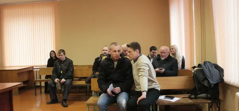 Борис Ширинга и Николай Черноус-младший перед началом судебного заседания 15 марта. Фото: Юрий Пивоварчик