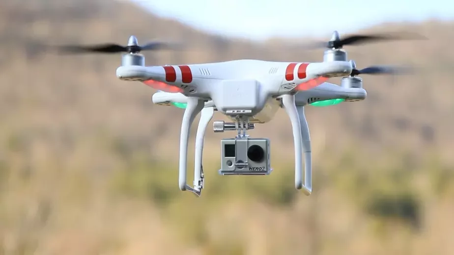 Дрон — беспилотный летательный аппарат, к которому можно крепить фото- или видеокамеру и управлять ими с помощью компьютера. Фото: chezasite.com