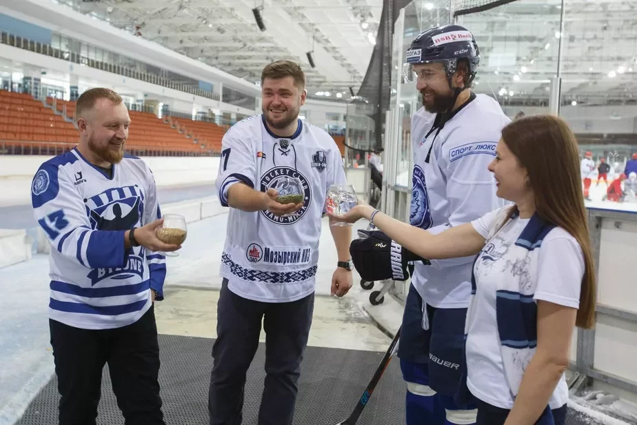 Хоккеисты минского «Динамо» и болельщики «заряжают» пиво предстоящего сезона.