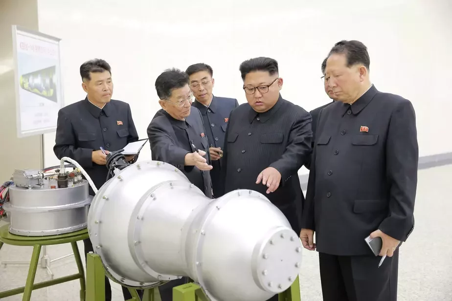 Ким Чен Ын дает указания по разработке атомной боеголовки. Это фото северокорейское агентство ЦТАК распространило 3 сентября.