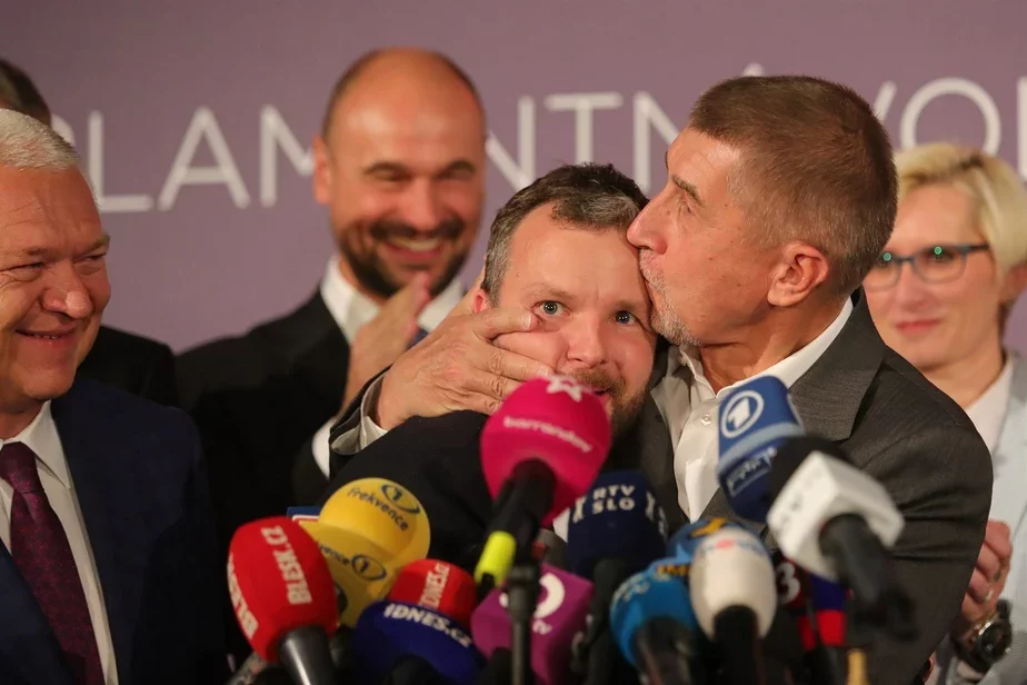 Андрей Бабиш целует коллегу по партии после известия о победе. Фото Михала Ружички, MARFA.