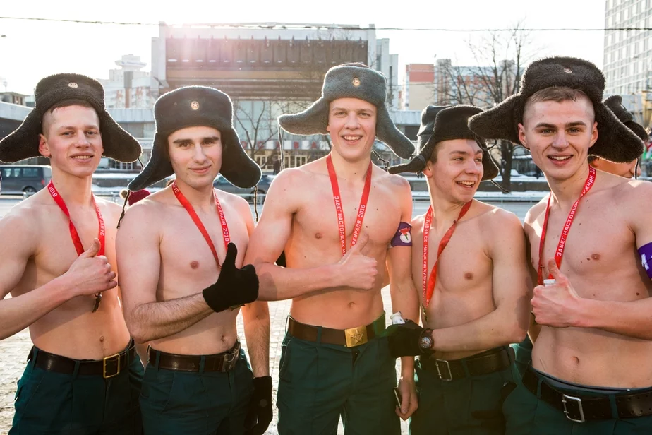 23 февраля в Минске 1500 мужчин на морозе приняли участие в «забеге настоящих мужчин». Условие участия было - голый торс. Фото: Олег Киндер, Tut.by.