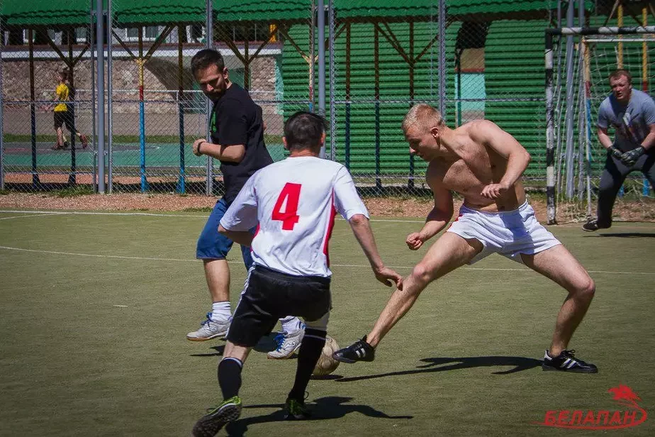 С мячом — журналист «Нашей Нивы» Артем Гарбацевич.