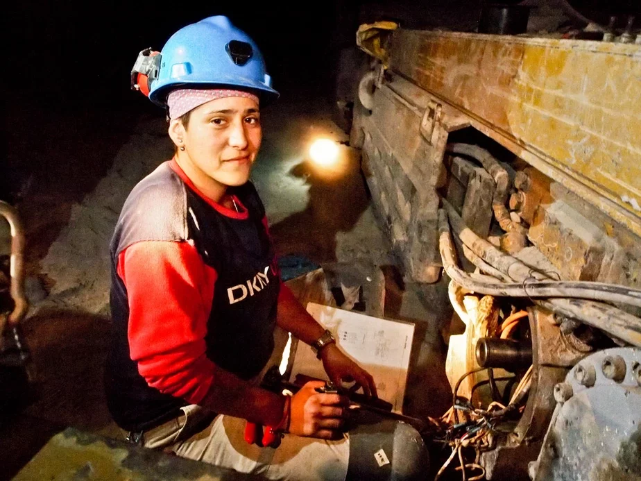 Мексиканская шахтёрка Илеана Васкес ремонтирует технику на глубине около 300 метров под поверхностью Земли.