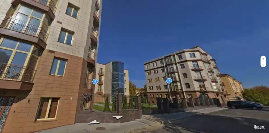 Дом-рекордсмен посередине. В нем всего четыре квартиры. Фото с панорамы Яндекса.