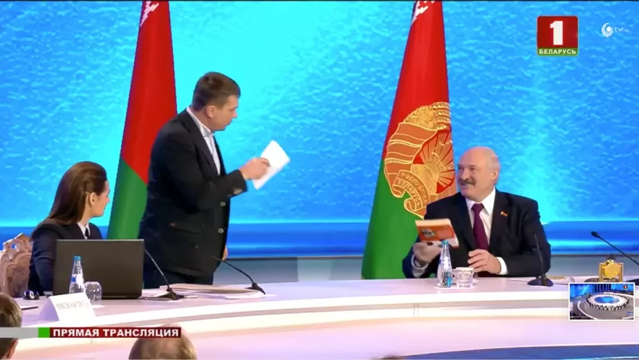 Журналист Еврорадио Змитер Лукашук дарит Александру Лукашенко книгу о гибридных войнах.