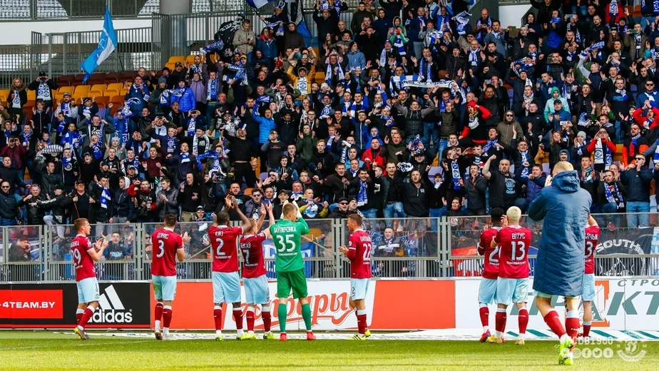 Игроки «Динамо-Брест» празднуют с фанатами победу над БАТЭ. Фото ФК «Динамо-Брест».