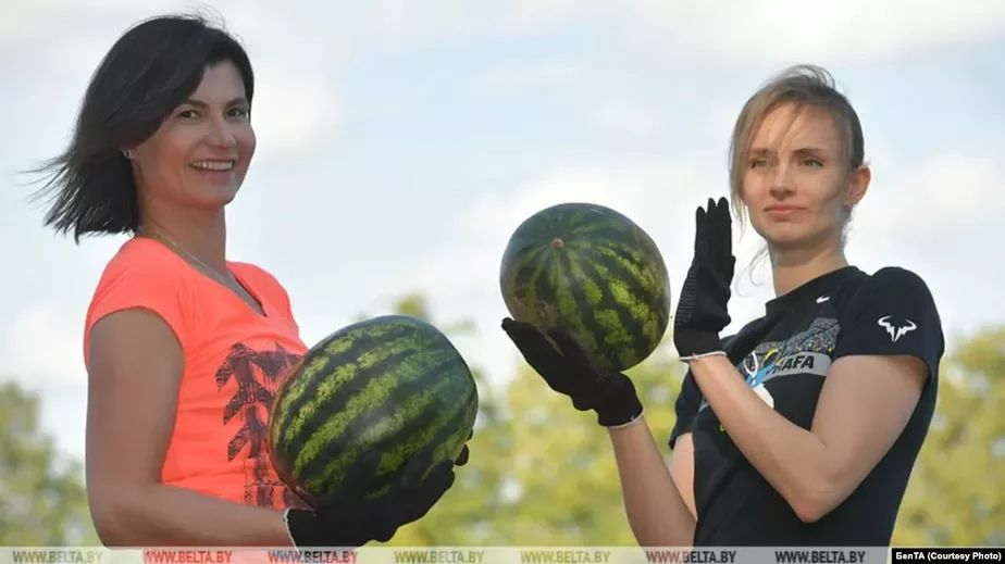 Мария Богомолова (справа) во время уборки арбузов с Александром Лукашенко, 29 августа 2019 года. Фото: БелТА