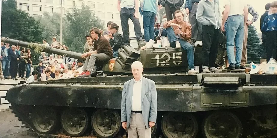 Антони де Мейюс в Москве на фоне танка в дни агустовского путча 1991 года.