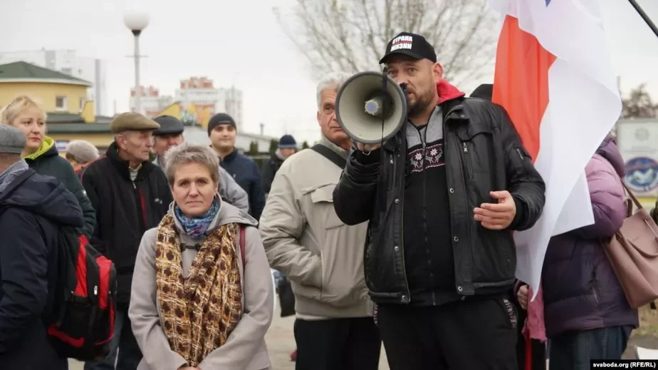Блогер Сергей Тихановский и активистка кампании «Матери 328» Татьяна Каневская во время пикета.