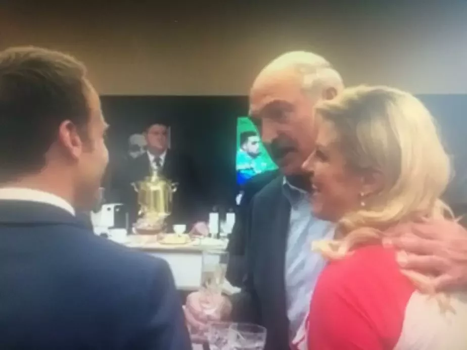 Лукашенко и Грабар-Китарович после финала ЧМ по футболу в Москве, в котором Франция победила Хорватию. Слева — Макрон. Скрин видео БЕЛТА.