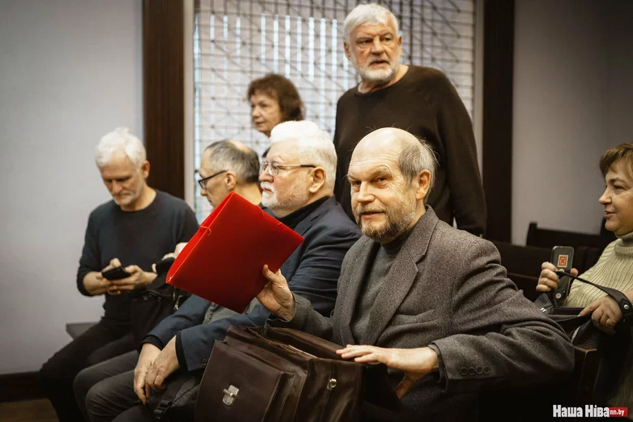 На суд пришли Алесь Беляцкий, Владимир Сивчиков, Валентина Аксак, Владимир Орлов.