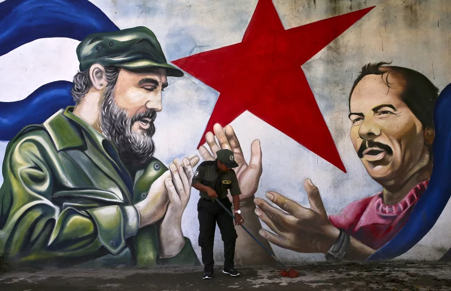 Murał u Manahua. Fidel Kastra i Daniel Arteha. AP Photo/ Salon.com.