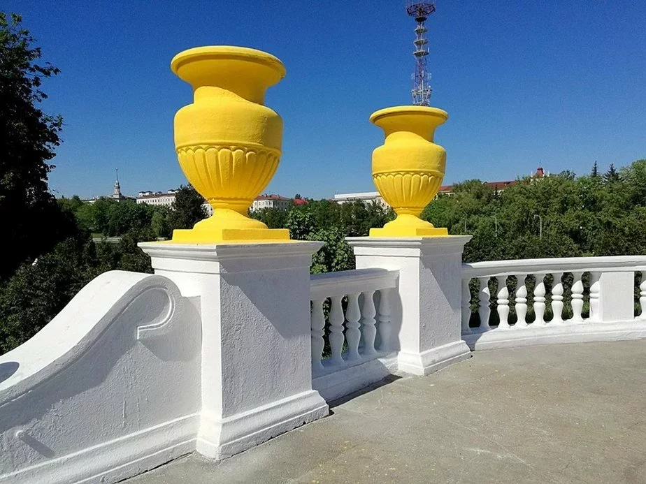 Два года проспект Независимости украшали яркие желтые вазы