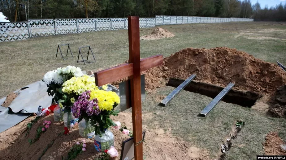 Иллюстративное фото. Захоронение одной из жертв коронавируса в Столбцах, 23 апреля 2020 года.