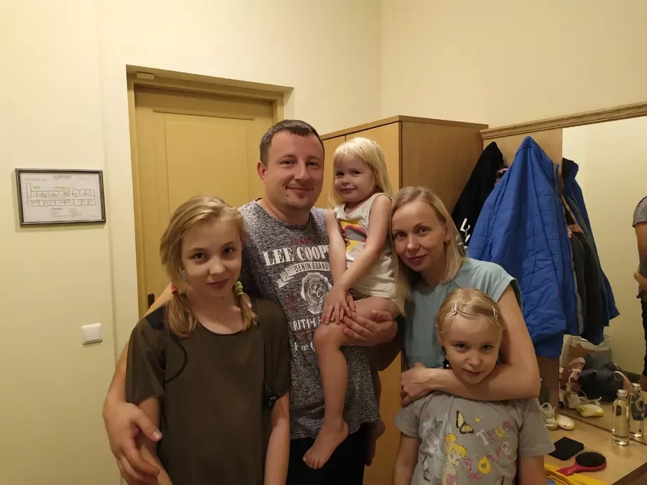Поляков с семьей в литовском отеле.
