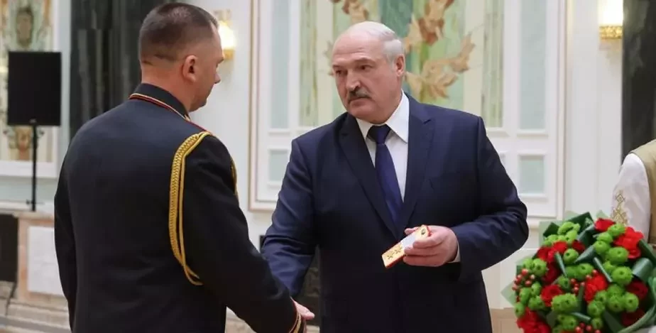Александр Лукашенко вручает Ивану Кубракову генеральские погоны 30 октября. Фото БелТА.