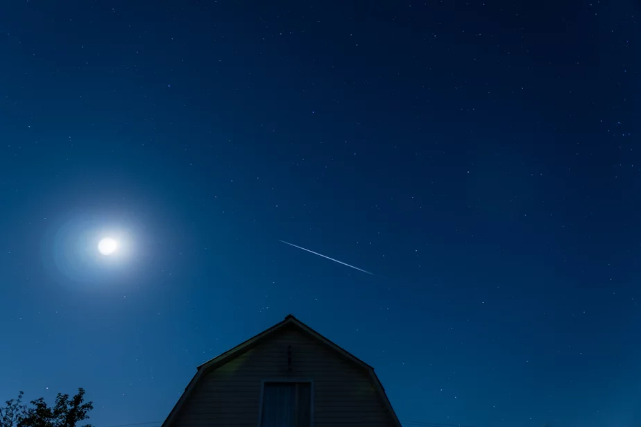 Спутник Starlink в ночном небе. Фото depositphotos.com.