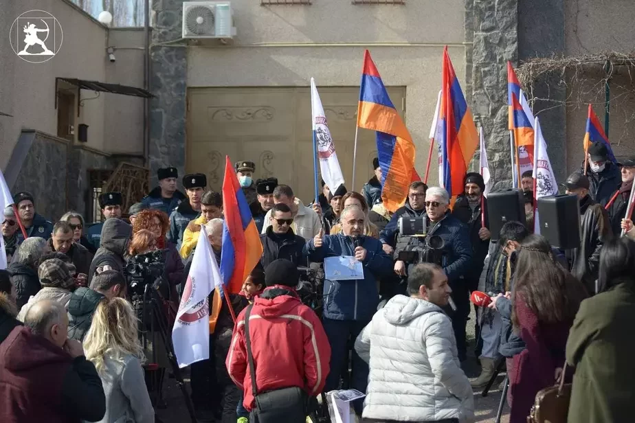 Протест возле белорусского посольства в Ереване. Фото: AZGAYNAKAN / Telegram